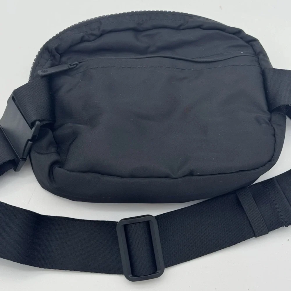 Yoga beltbag Sidekick Waist Pack All Black crossbody Purse Logo belt bag Gaiam